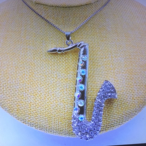 🎷🎷NWT BETSEY JOHNSON CRYSTAL SAXOPHONE NECKLACE. - Picture 4 of 4